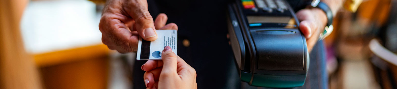 a person making an in-store purchase using a credit/debit card